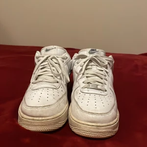 Gamla Air force 1’s  - Hej jag säljer mina gamla AF1 för jag helt enkelt vill få bort de från garderoben. Skorna har lite små skador men inget man märker från det nakna ögat. 