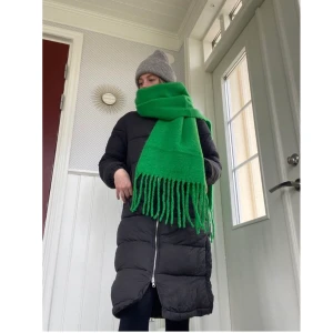 Svart lång dunjacka  - Säljer min långa varma dunjacka. Perfekt till vintern och i nyskick! Har två fickor från utsidan och knappt längst ner man kan knäppa upp. 