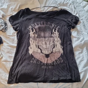 T-shirt  - Fina och lösa t-shirts sitter väldigt bra. Passar alla frpn slk xs till M (L blir ksk tight  Tillsammans 90kr •Svart t-shirt är köpt från KappAhl och i stl M.  50kr  •Grön t-shirt köpt från (se sista bilden), är i stl L men passar bra i en M.  50kr