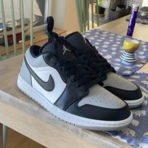 Jordan 1 low shallow toe - Jordan 1 low shadow toe i storlek 40. Pris kan diskuteras  Köpta på restocks