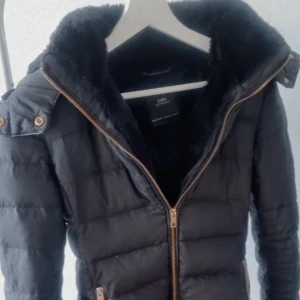 Jacka från zara xs - Säljer min jacka från zara med fake päls. Innsidan är tetty tyg så med denna håller du dig varm! 