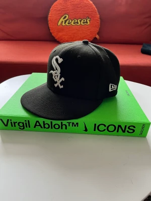 Sox fitted 7 1/8 - Först till kvarn, stor efterfrågan på denna. Köptes för 600. Perfekt skick plus special böjd brim