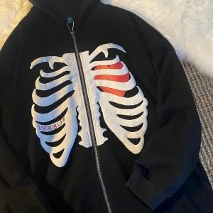 Skeleton hoodie - Helt oanvänd zip up hoodie köpt från Etsy. Den är stor i storleken så L motsvarar M. Hör av dig gärna vid frågor 💕