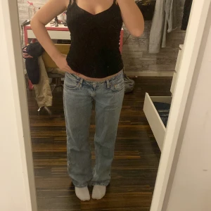 Weekday jeans arrow low - Säljer mina skit snygga jeans från weekday, (SLUTSÅLDA PÅ HEMSIDAN) köpte de i somras för 590kr, säljer dem nu för 390kr. Väldigt fint skick💕Storlek 27/30 jag är ungefär 160 och de sitter väldigt bra på mig!Skriv privat om du är intresserad elr vill köpa❤️