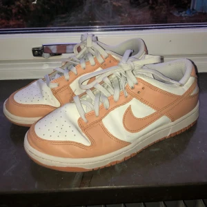 Nike dunk harvest moln. Storlek 38,5 - Nike dunk harvest moon i storlek 38,5. Skorna är knappt använda och är i fint skick.  