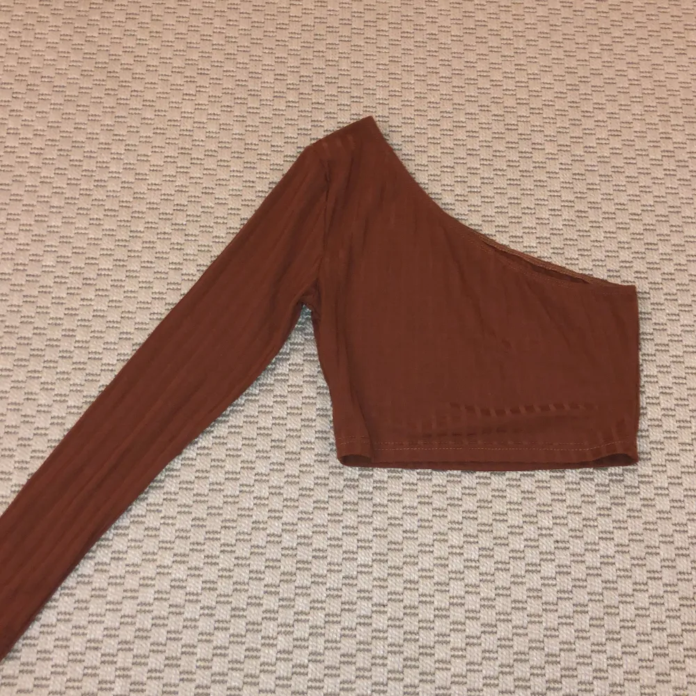 Tröjan är från shein. Den är liten i storlek och är väldigt tight.. Skjortor.