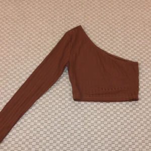 Of shoulder tröja - Tröjan är från shein. Den är liten i storlek och är väldigt tight.