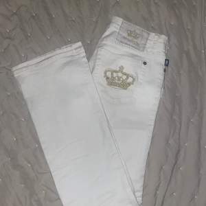 Low waist bootcut/flared vita jeans i perfekt skick💕 Midja- 80 cm Innerben- 80cm 