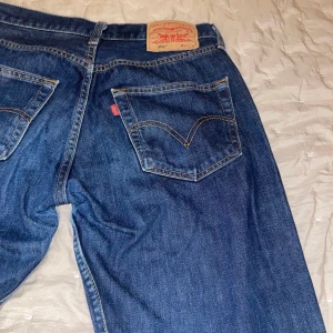 Levi’s jeans - Mörkblå baggy/straight midwaist jeans i nyskick🤍Modellen heter 501💕 Midja- 80cm Innerben- 75cm