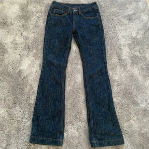 Melody 90's jeans - !lånade bilder från förra ägaren! Ett par jättefina lågmidjade jeans från brandy melville som jag köpte här på plick. Jättefin och nästan nyskick men tyvärr för stor på mig 😭 81cm innerbendlängd och 70 cm midja💖 Nypris ungefär 430 kr :)! 