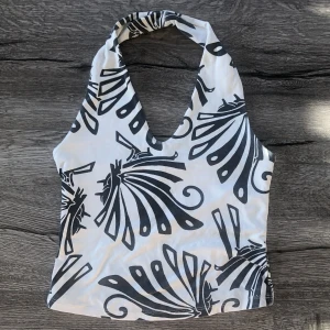 Halterneck topp - Söt halterneck topp som jag köpt på Plick!! 🤍 Strl M fast passar bra på mig med S 🫶🏻✨Bra skick och stretchigt material 