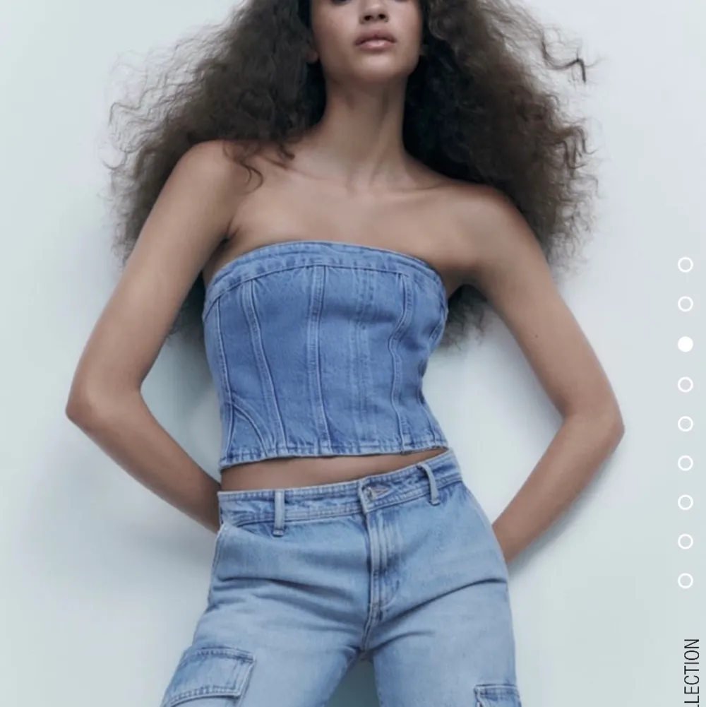 En super söt jeans top från Zara, säljer för att den inte riktigt passar😖är som ny, har använt den en gång☺️. Toppar.