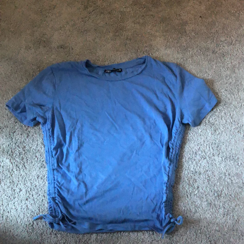 Superfin blå tröja från ZARA som är i nyskick, säljer pga att den inte kommer till användning💕Stl M men skulle säga att den är i stl S . Toppar.