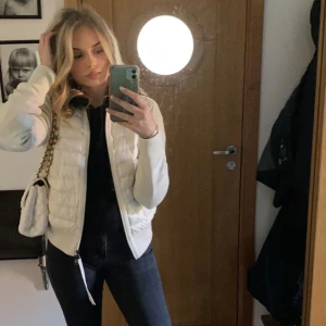 Moncler cardigan - Lägger upp igen pga oseriös köpare💕 Säljer min superfina moncler cardigan som köptes för 7500 i monclers butik i stockholm. Mitt pris: 5000, vid snabb affär kan priset sänkas till 4500. Väldigt sparsamt använd💕Gratos frakt!!