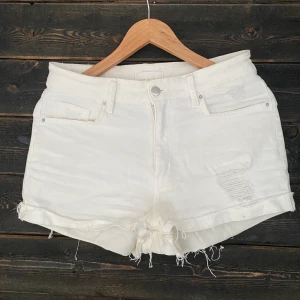 Jeansshorts från HM - Säljer ett par jeansshorts från hm. Sparsamt använda men har ändå fått lite kärlek med åren. Använder ej längre, därav säljer jag! Storlek 38 men är av stretchigt material så funkar på mig som har 40 i vanliga fall 🧡