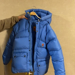 Fjällräven Expedition Down - Jättevarm och fin. Nyskick! Säljes då jag har en svart också och inte är så förtjust i blå. Strl XXXS