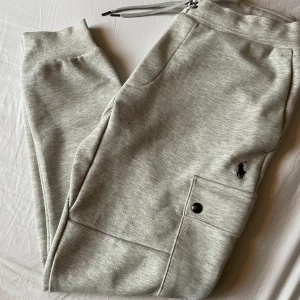 Ralph lauren cargo mjukis - Mjukisbyxor med cargofickor från ralph lauren Strlk s herr Använda max 3 gånger, skick 9/10, tycker inte att dom passade min kroppsform så har inte använt dom något Nypris låg på 1300 Bara att fråga om du undrar något eller vill ha mer bilder😊