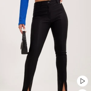 Kostymbyxor  - Köpte dom här byxorna för en månad sedan man har inte haft på mig dom en ända gång pga jag har många liknande och använder dem andra mer. Alltså kom dessa inte till användning. Nypris är 330kr