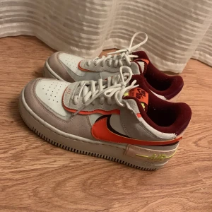 Nike air force 1 shadow  - Superfina, nästan i nyskick! Tyvärr är det dåligt ljus på bilden men de är verkligen i jättebra skick 😍 Anvädna några fåtal gånger bara. Storlek 38. Nypris 1399kr.