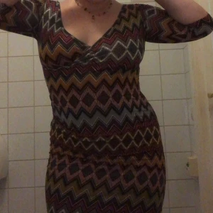 Bodycon-klänning  - Denna snygga klänning är i storlek small. Använt den ett par gånger men ingeting som syns eller märks. Den går ner till knäna och går in i midjan. Säljer den för 250kr(pris går att diskutera).  Köparen står som sagt vid frakt💜