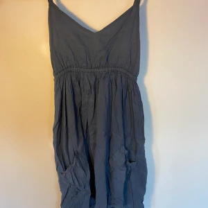 Lager 157 klänning - Blå klänning med lätt urringning framtill och fickor på sidorna.  Kund står för frakt, inga byten