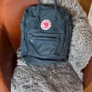 Fjällräven kånken - Standardstorlek Använd så slitningar förekommer  Blå/svart