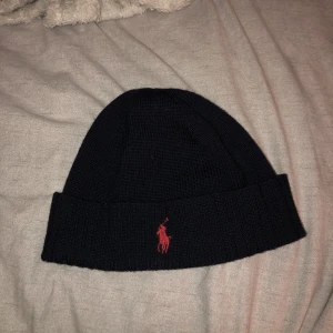 Polo Ralph Lauren - Säljer min helt oanvända mössa, så hoppas någon annan får användning för den:) 