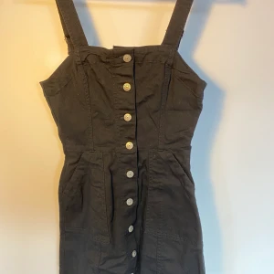 H&M jeansklänning - Svart jeansklänning med knappar framtill   Kund står för frakt, inga byten