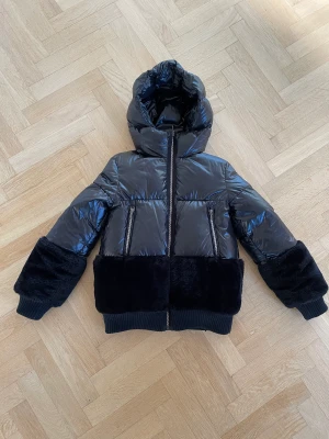Moncler jacka  - moncler jacka storlek 12 år, svart med mjuka muddar, superfint skick, passar ca 160 cm tjej. Nypris 9000kr