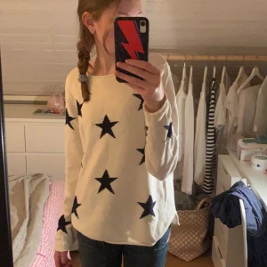 Stjärn tröja - En stickad tröja med massa marinblåa stjärnor på. Från Lindex i storlek S. ⭐️⚡️