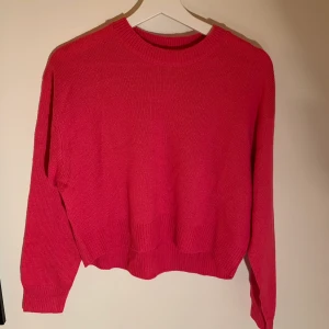 Rosa stickad tröja - Rosa stickad tröja från HM i storlek Xs. Använd fåtal gånger så i fint skick. 💗
