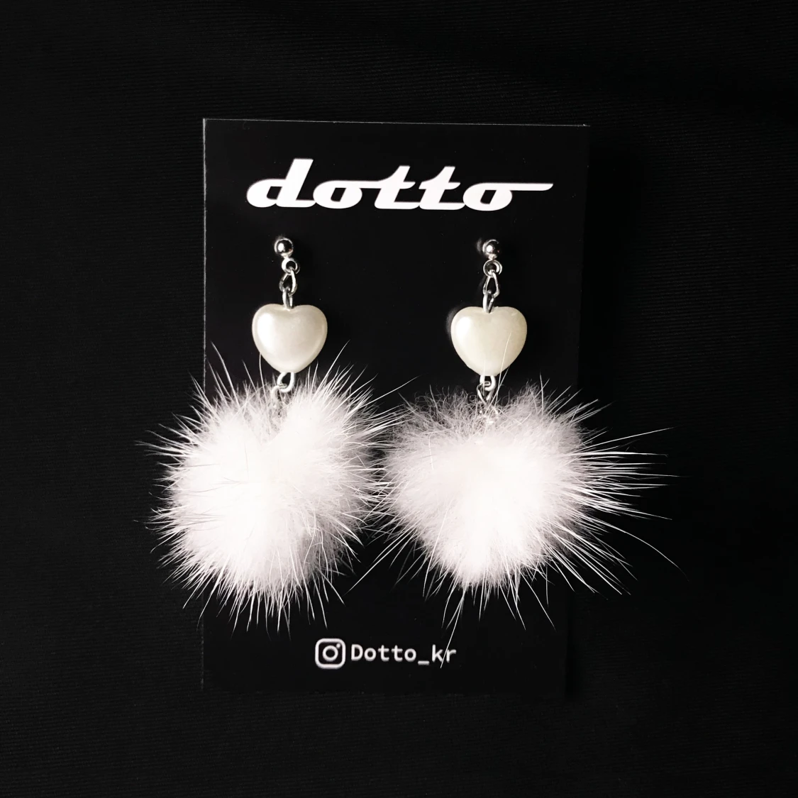 Minimalistiska pompom örhängen