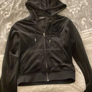 juicy kofta - En jättefin juicy kofta❤️inga efäkter eller fläckar, helt som ny❤️ Använd  typ en gång. Skiv för föer bilder eller info❤️ PRIS KAN DISKUTERAS❤️