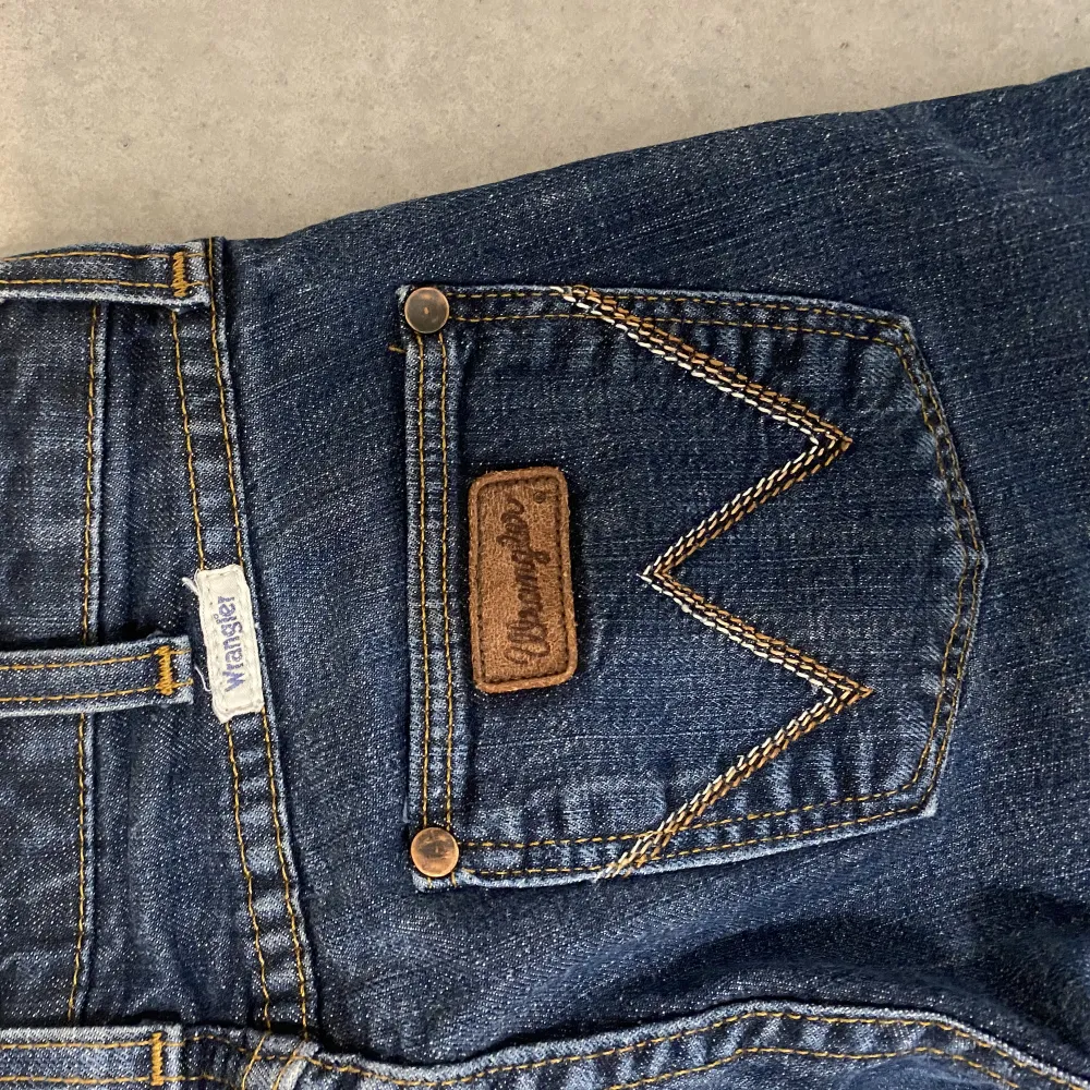 Säljer mina nya wrangler jeans då de är försmå för mig. Skit snygga lowwaisted flare jeans utan några skador, original pris ligger runt 900kr. Du står för frakt. Kan komma kommande budgivning.. Jeans & Byxor.