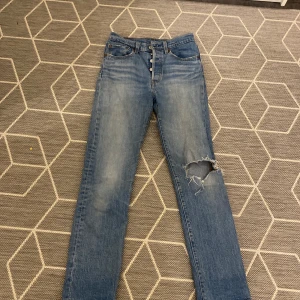 Levi’s jeans - Jättefina Levi’s jeans som inte passar mig, knappt använda. 
