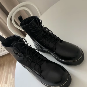 Helt nya boots/kängor med platå - Aldrig använda så inte en skråma. Storlek 40 men kan nog även passa 39. Jag är mellan båda storlekarna. 