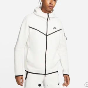 Söker en vit Nike tech fleece i storlek xs eller s - Vit Nike tech fleece, storlek xs/s 