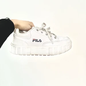 Fila chunky sneakers - Säljer mina superpopulära fila chunky sneakers gjorda i läder. Säljes då de var för stor storlek för mig 🫠