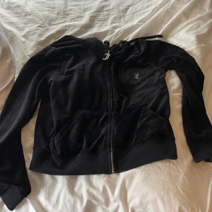 Juciy couture kofta - Säljer en Juciy couture kofta i färgen svart, Säljer eftersom den inte passar mig längre  Storlek: xs.    Pris kan diskuteras 