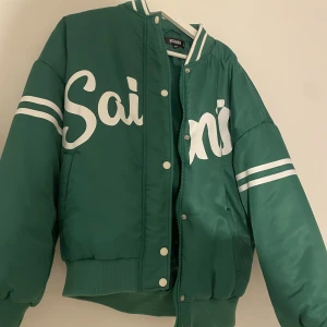 Varsity Jacket Grön ”College Jacka” - Storlek 36 (S), sitter bra, lite overzised, väldigt fint skick. Orginal pris 500kr så säljer för 350kr men de går alltid att diskuteras!💗