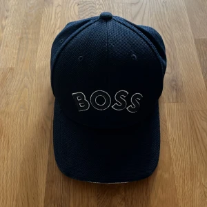 Hugo boss keps - Fick den runt 4 månader sen från johnells men använder den inte så mycket. Dem har fortfarande mycket bra kvalitet (inget e sönder elr slitet)