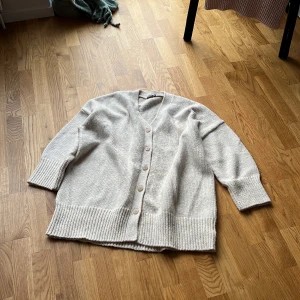 Oversize kofta från Nelly (Bianca Ingrosso) - Väldigt populär när den kom sågs bärandes av Bianca i Wahlgrens värld. Använd endast ett fåtal gånger. Nyskick. 