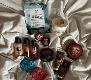 The body shop produkter, titta beskrivningen!!! - Jag säljer the body shop produkter. VISSA AV DESSA PRODUKTER ÄR REDAN SÅLDA. Så man kan inte köpa hela kitet. Kontakta mig om du vill köpa något så ser vi om de finns kvar🫶🏼