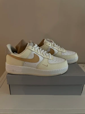 Nike Air Force 1 - Stl EU 40/US 8,5  Helt oanvända, endast provade hemma inomhus. Skitsnygga men passade inte min fot. Inköpta på JD sports och returrätten har upphört och därför säljer jag dem här :) Vita, lite svagt vaniljgult och mörkare beige. Inte helt vita.