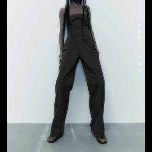 Söker jumpsuit i jeans från zara - Söker denna jumpsuit i jeans från zara❤️ om ni kan tänka er att sälja så hör av er!!:)
