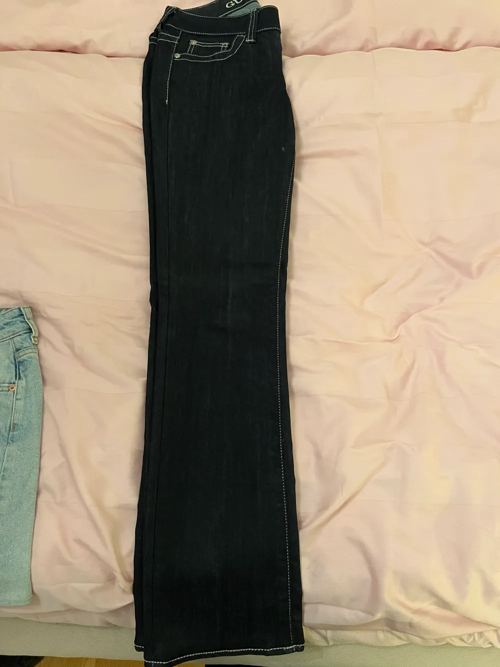 Säljer ett par lågmidjade guess jeans i en mörkblå tvätt, de är använda sparsamt och i gott skick. Storlek 27 (passar xs-s, passar längden 167 cm). Jeans & Byxor.