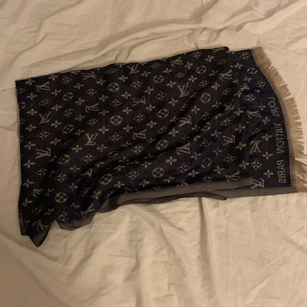 Lv scarf köpt för länge sen har inget kvitto på den därav priset . Accessoarer.