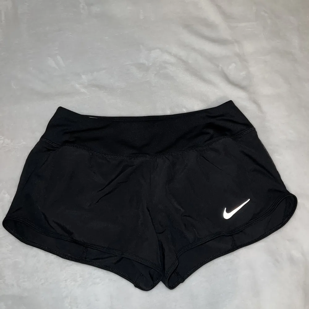 Korta och tunna träningsshorts från Nike i storlek S. Sitter tight men lösare runt benen. Använda en eller två gånger, alltså fortfarande i gott skick. Stretchiga i midjan. . Shorts.