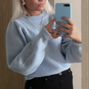 Stickad tröja  - Säljer denna stickade tröja i baby blå från Monki💙den är i befintligt skick!! Hör av dig i dm om du är intresserad 🥰
