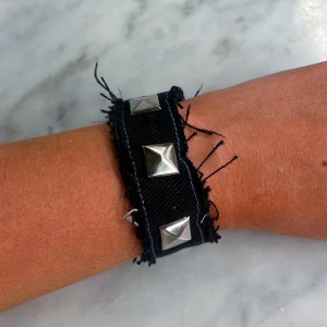 Svart jeansarmband - Så snyggt svart jeansarmband🌟🌟🌟